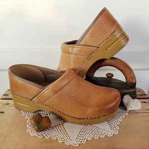 Men's Tan Dansko Pro Honey Clogs Burnished Distressed Pebble Leather 43 42 41 40